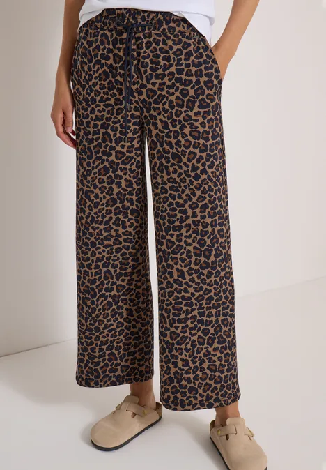 Broek met Wide Leg pijpen van Silk-Touch-kwaliteit creamy mocha Weite Hose mit Leopardenmuster und lockeren Beinen, dazu bequeme helle Mokassins.