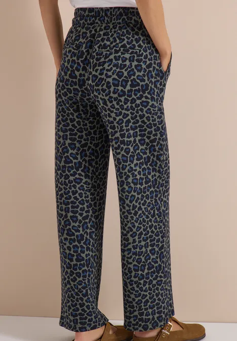 Broek met Wide Leg pijpen van Silk-Touch-kwaliteit dried olive green Weit geschnittene, blau-schwarze Leopardenmuster-Hose mit seitlichen Taschen und lockerem Schnitt.