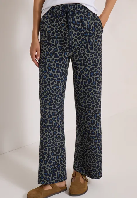 Broek met Wide Leg pijpen van Silk-Touch-kwaliteit dried olive green Weite Damenhose mit blau-schwarzem Fleckenmuster, hoher Bund und bequemer Schnitt.