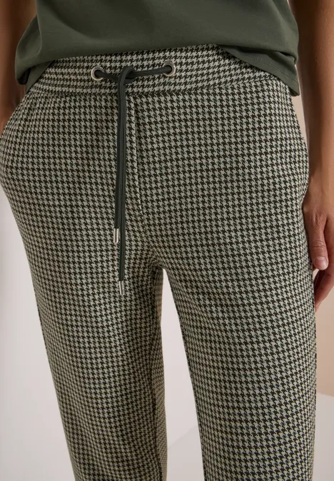Grüne Hahnentritt-Jogginghose mit Tunnelzug und Taschen.