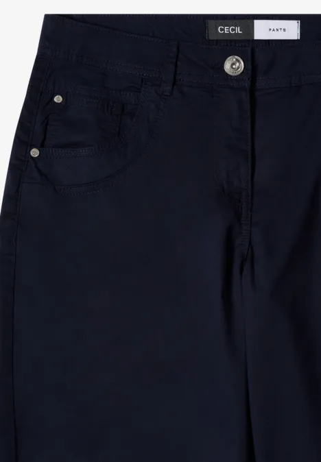 Dunkelblaue Hose mit Knopf- und Reißverschluss, Seitentaschen und geradem Schnitt.