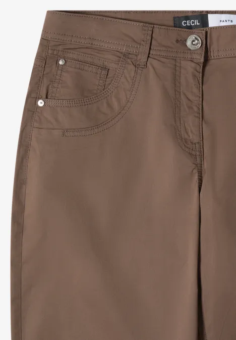 Braune Hose mit Taschen und Knopfverschluss aus Baumwollstoff.