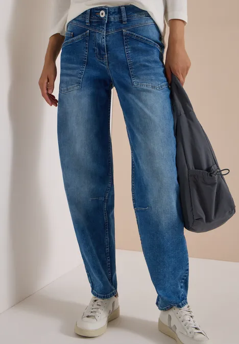 Jeans met High Waist en wijd uitlopende pijpen in een Loose Fit-pasvorm authentic used wash Nonchalante blauwe jeans met brede pijpen, witte sneakers en een schoudertas.