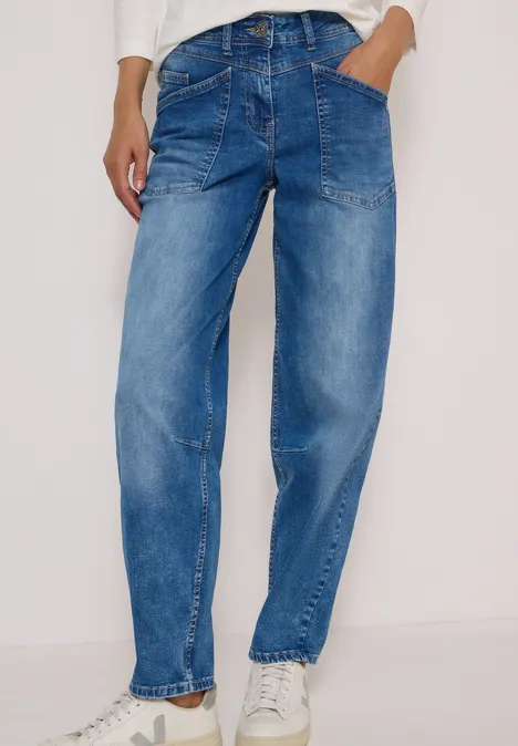 Jeans met High Waist en wijd uitlopende pijpen in een Loose Fit-pasvorm authentic used wash Losse jeans in medium blauwe wassing met grote zakken vooraan en subtiel taps toelopende pijpen.