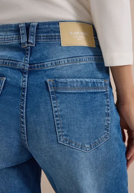 Jeans met High Waist en wijd uitlopende pijpen in een Loose Fit-pasvorm authentic used wash Achteraanzicht van iemand in een blauwe spijkerbroek en wit shirt.