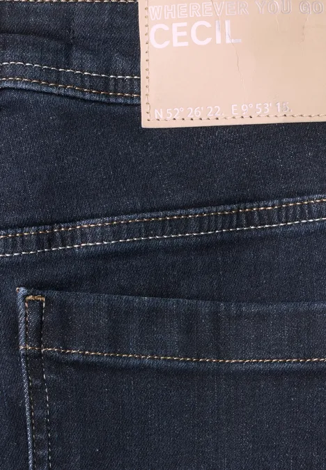 Wide Leg Jeans mit Patch-Pockets rinsed wash Dunkelblaue Jeans mit aufgesetzter Tasche und beigem Lederetikett ‚CECIL‘ am Bund.