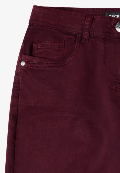 Dunkelrote Jeans mit vorderer Tasche und Gürtelschlaufen in Nahaufnahme