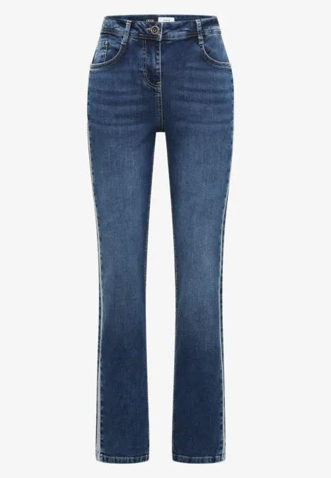 Eine klassische, gerade geschnittene blaue Jeanshose mit hohem Bund.