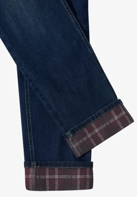 Blaues Jeans-Hosenbein mit umgeschlagenem Saum, der eine rote karierte Innenfütterung zeigt.