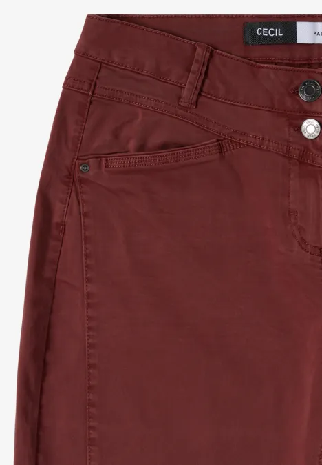Donkerrode damesjeanspijp met riemlussen, muntenzakje en CECIL-label.