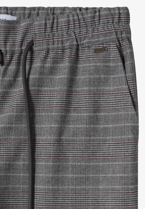 Grijze geruite broek met trekkoord en zijzakken, nonchalante vrijetijdslook.