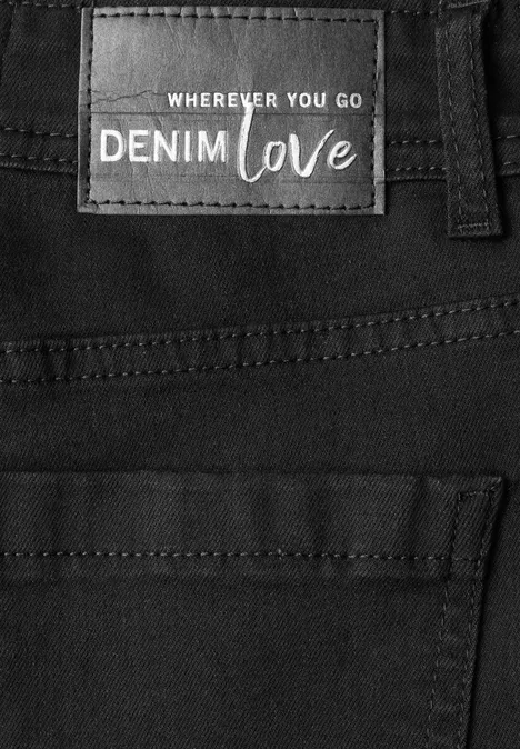 High Waist Barrel Leg Jeans im Loose Fit Black Schwarze Jeans mit Label 'Wherever you go Denim Love' am Bund.