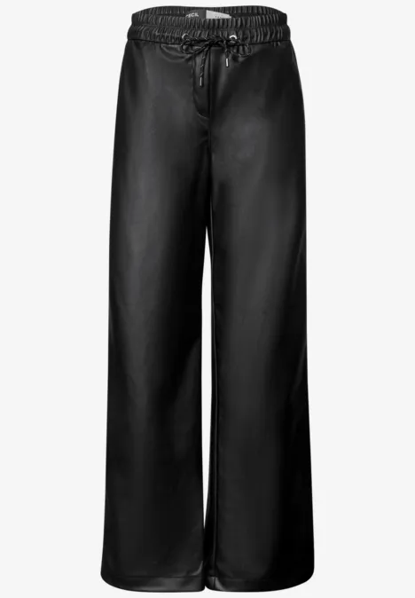 Broek met High Waist en wijde pijpen in leerlook Black Ein Paar schwarze, weite Hose mit Tunnelzugbund und geradem Schnitt.