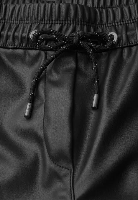 Broek met High Waist en wijde pijpen in leerlook Black Schwarze Kunstlederhose mit elastischem Bund und schwarzen Kordeln mit Reflektorpunkten.