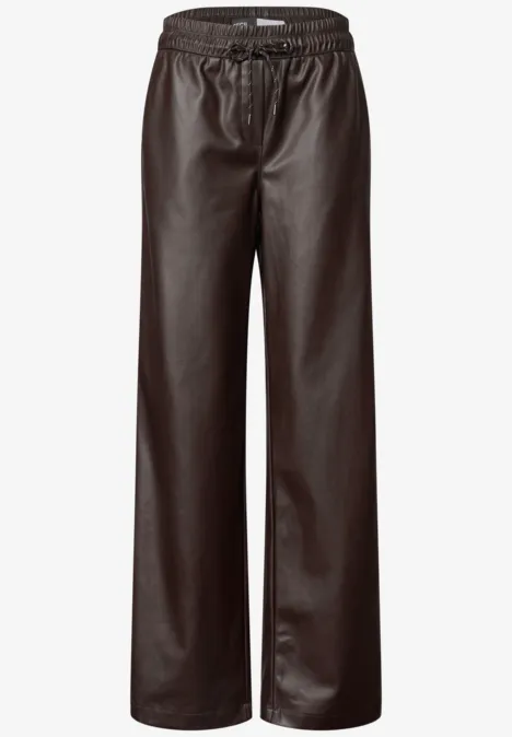 Broek met High Waist en Wide Leg pijpen in leerlook truffle brown Braune Lederhose mit weitem Bein und elastischem Bund.