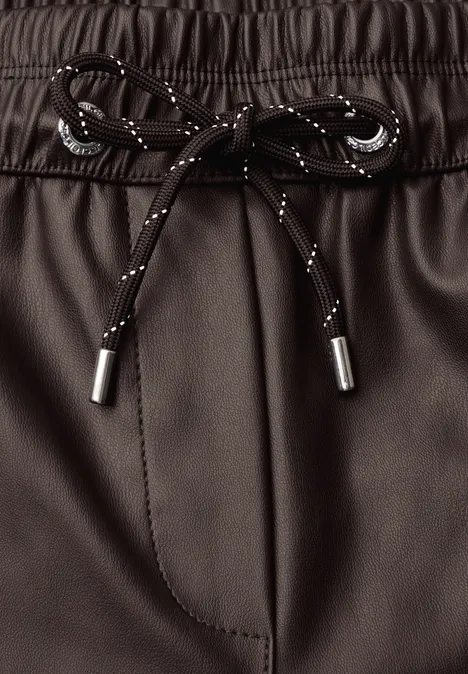 Broek met High Waist en Wide Leg pijpen in leerlook truffle brown Nahaufnahme einer schwarzen Kunstleder-Jogginghose mit Tunnelzug und silbernen Kordelenden.
