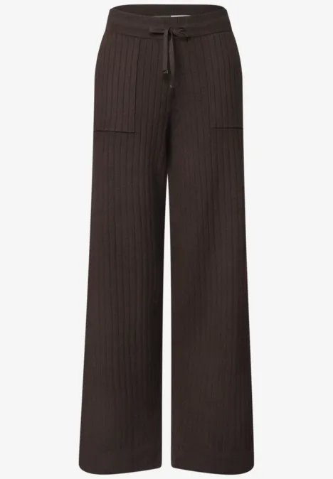 Braune, gerippte, weite Strickhose mit Tunnelzugbund und aufgesetzten Taschen.