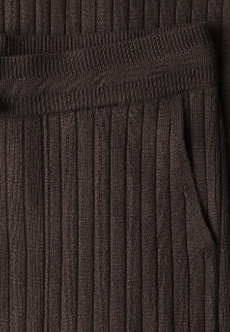 Nahaufnahme eines braunen, gerippten Strickstoffs mit elastischem Bund und Eingrifftasche.