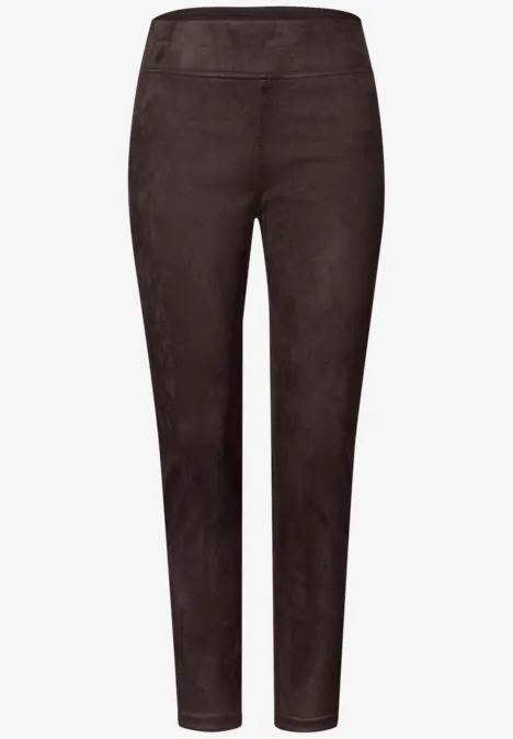 Pantalon en daim marron, taille haute, coupe ajustée et jambe fuselée.