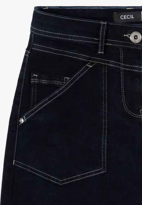 Donkerblauwe denimrok met schuine zak, witte sierstiksels, ceintuurlussen en zilveren knoop.