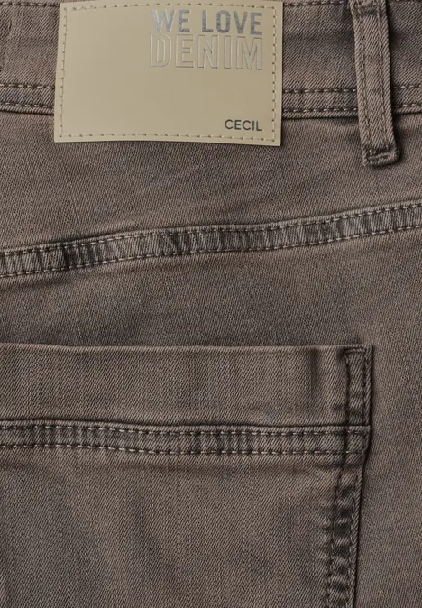 Graue Jeans mit Rückentasche und Lederetikett 'WE LOVE DENIM - CECIL'.