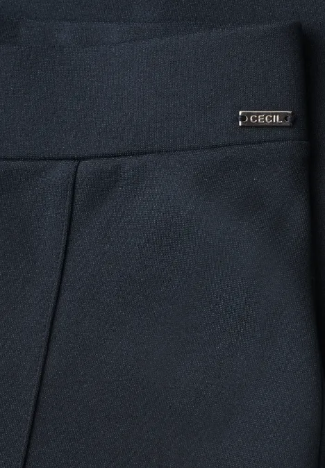 Nahaufnahme eines dunkelblauen Kleidungsstücks mit breitem Bund und kleinem Metall-Label