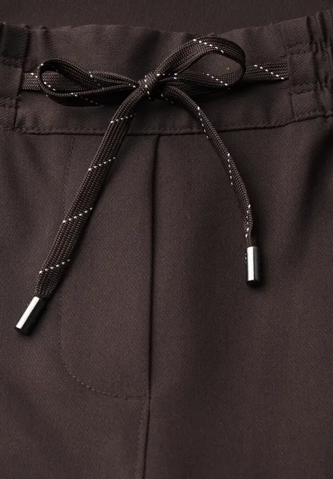 Broek met High Waist en Wide Leg pijpen in een Loose Fit pasvorm truffle brown Donkerbruine broek met trekkoord en zichtbare zak, close-up opname.