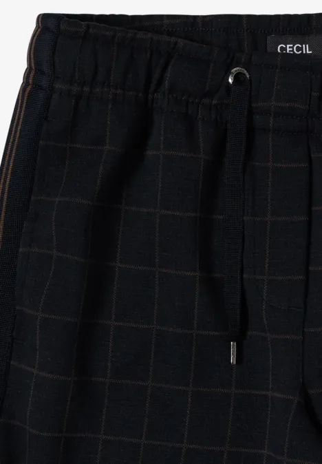 Schwarze Karohose mit elastischem Bund, Tunnelzug und seitlicher Tasche, dezentes Karomuster.