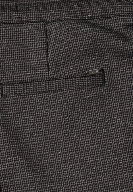 Nahaufnahme einer grauen Stoffhose mit feinem Karomuster, Tasche und Gürtelschlaufe.