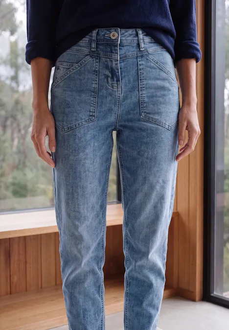Jean taille mi-haute à Barrel Leg, coupe décontractée mid blue wash Jean taille haute bleu clair avec poches plaquées devant, coupe décontractée et droite.