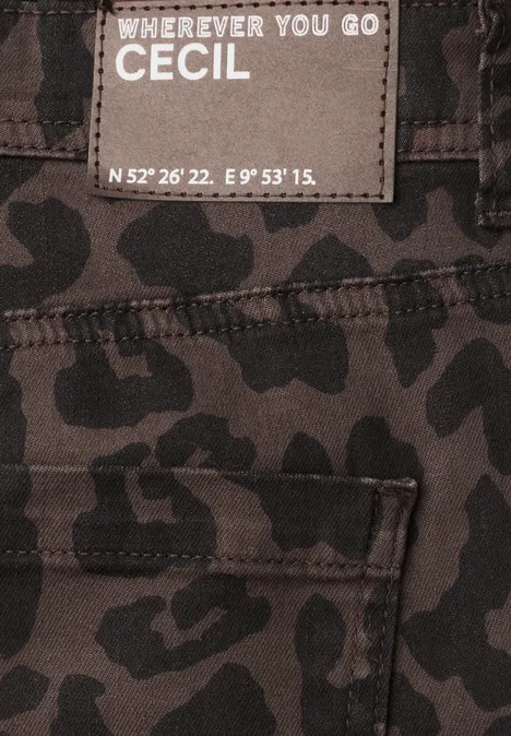 Nahaufnahme einer leo-print Hose mit Label „WHEREVER YOU GO CECIL“ und Koordinaten N52°26′22″ E9°53′15″.
