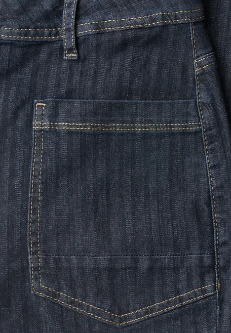 Jean taille haute à Barrel Leg, coupe ample rinsed wash Nahaufnahme einer Rückentasche aus dunkelblauem Denim-Jeansstoff mit goldfarbener Naht.