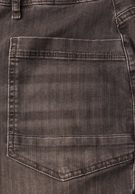 Jean « Barrel Leg » au look « garment dye » truffle brown Gros plan sur une poche arrière de jean gris foncé avec coutures et passants de ceinture.