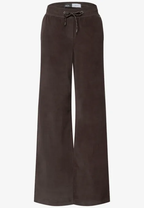 Braune Cordhose mit weitem Bein und Kordelzugbund.