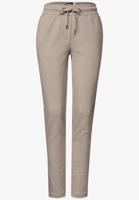 Pantalon taille mi-haute, coupe Slim Leg et style décontracté cashew beige Enganliegende, bequeme Sweatpants in Beige mit Tunnelzug an der Taille und schmal zulaufenden Beinen.