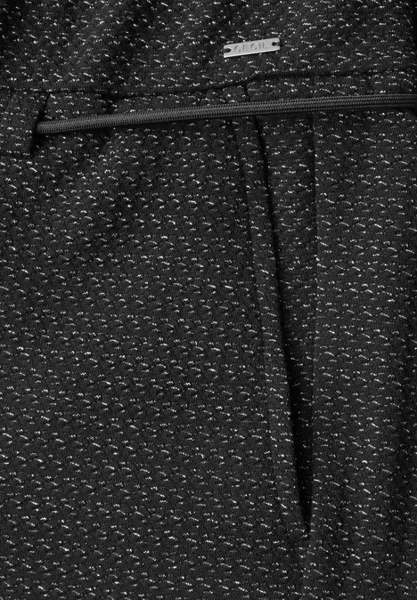 Close-up van donkere stof met fijn patroon en zichtbare zaknaad.