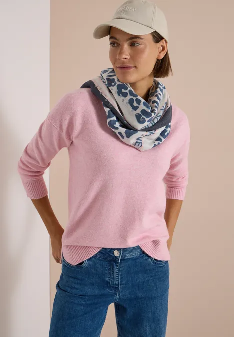 Dreieckstuch mit Leo-Muster dark navy blue Frau in rosa Pullover, Jeans, Cap und blau-weiß gemustertem Schal