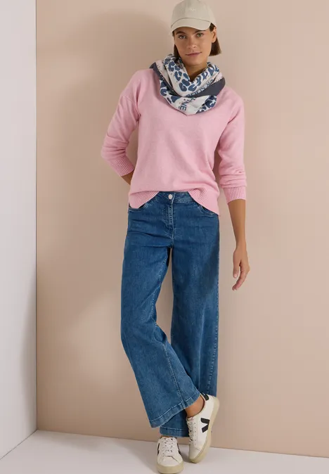 Dreieckstuch mit Leo-Muster dark navy blue Frau in rosa Pullover, weite blaue Jeans, weißer Cap, gemusterter Schal und weißen Sneakern vor schlichtem Hintergrund.