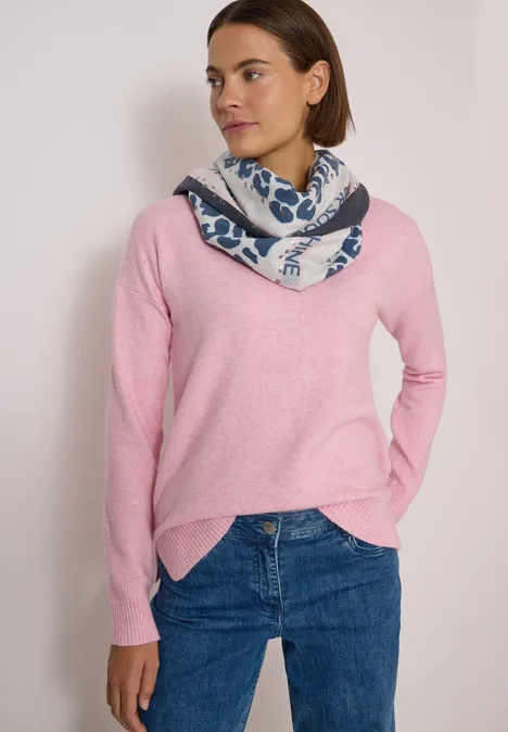 Dreieckstuch mit Leo-Muster dark navy blue Frau trägt rosafarbenen Pullover, blaue Jeans und gemusterten Schal vor neutralem Hintergrund.