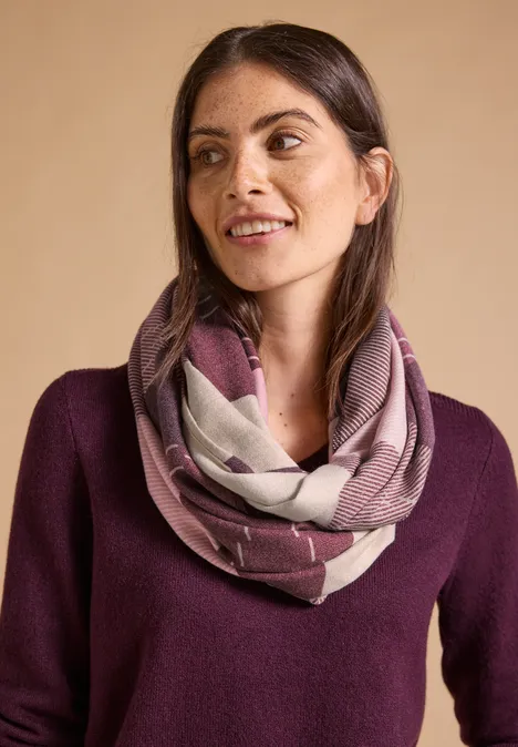 Loop-Schal mit Argyle-Muster berry red Frau mit dunklen Haaren trägt einen gemusterten Loopschal und einen lila Pullover, lächelt sanft.