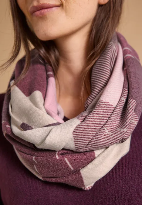 Loop-Schal mit Argyle-Muster berry red Nahaufnahme einer Person, die einen rosa-weiß gestreiften Strick-Loop trägt.