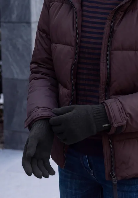 Handschoenen met gemêleerd effect dark navy blue Person trägt braune Steppjacke, gestreiften Pullover und dunkle Handschuhe im Winter im Freien.