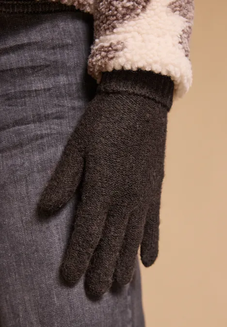 Handschuhe in Melange-Optik choco sauce brown melange Warmer schwarzer Fleecehandschuh an der Seite vor hellem Hintergrund.