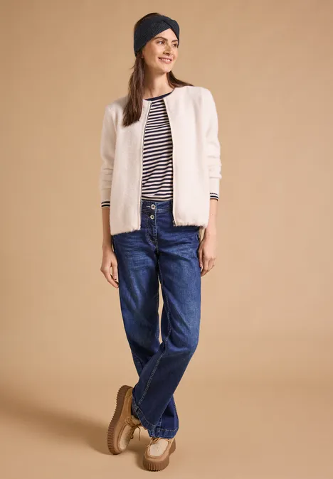 Stirnband in Melange-Optik dark navy blue Frau im legeren Casual-Look mit beiger Jacke, gestreiftem Shirt, weiten Jeans und Kopftuch vor beigem Hintergrund.
