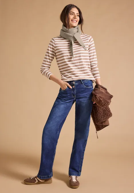 Melange-Optik Schal in Diamantform powder beige melange Frau in gestreiftem Shirt, Jeans und Schal, hält Tasche.