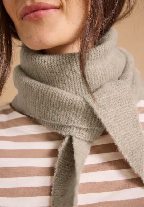 Melange-Optik Schal in Diamantform powder beige melange Nahaufnahme einer Person mit grauem Strickschal um den Hals und gestreiftem Oberteil.
