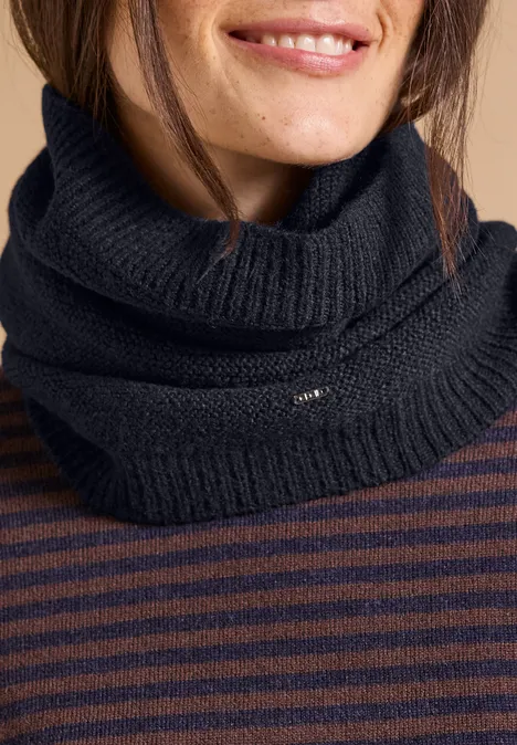 Loop-Schal in Melange-Optik dark navy blue Nahaufnahme einer lächelnden Person in gestreiftem Shirt und schwarzem Strick-Loop am Hals.
