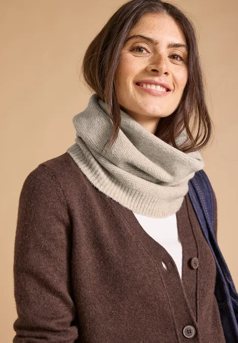 Loop-Schal in Melange-Optik powder beige melange Lächelnde Frau mit brauner Strickjacke und beigem Schlauchschal vor hellem Hintergrund.