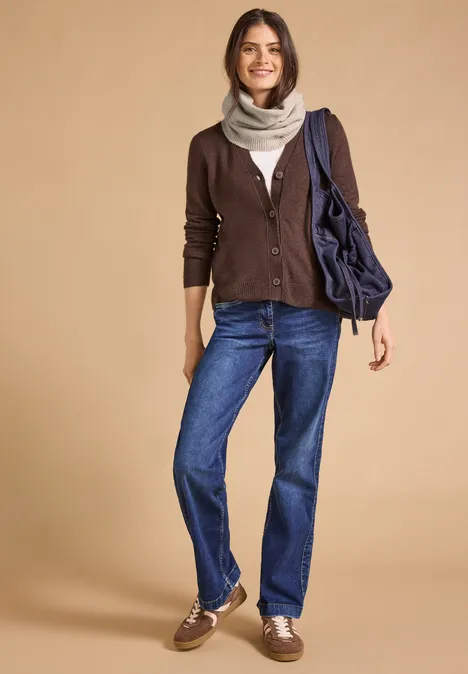 Loop-Schal in Melange-Optik powder beige melange Junge Frau in Jeans, Cardigan und Schal, trägt eine große Tasche über der Schulter und lächelt.