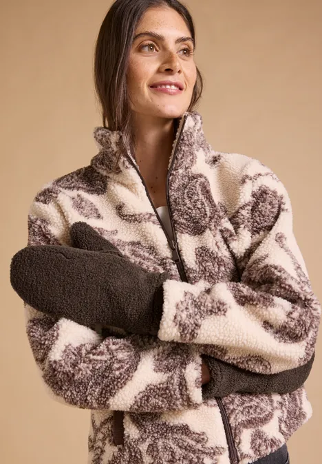 Fäustlinge im Teddy-Look chocolate sauce brown Frau in hochgeschlossener, gemusterter Teddy-Fleece-Jacke in Creme- und Brauntönen.